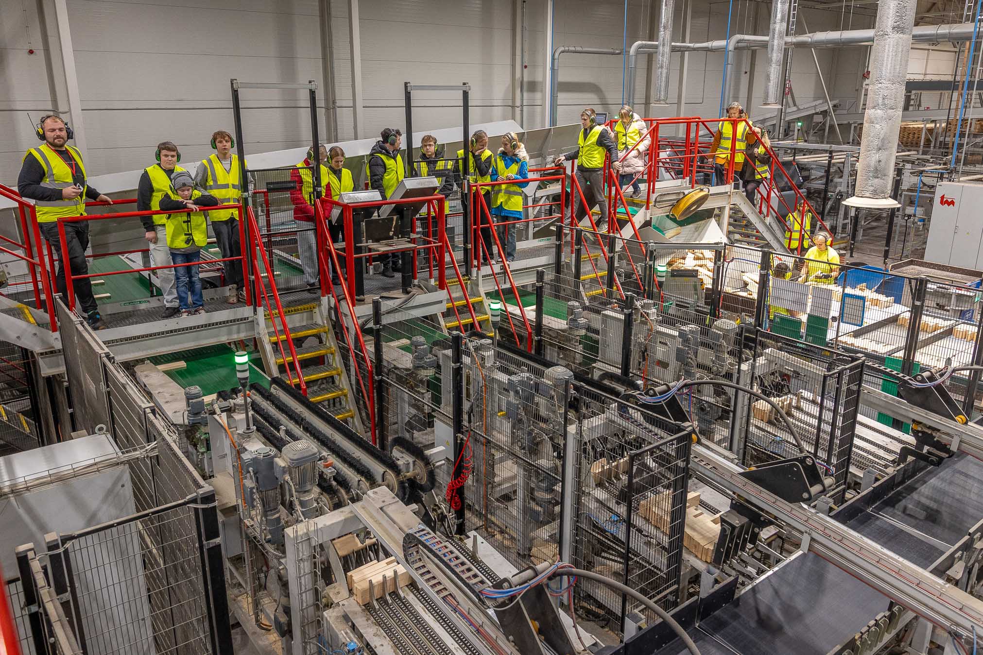 Tarvastu gümnaasiumi 7. klassi õpilased tutvumas Verijärvel asuva ASi Barrus tegevusega, mille tootmisest väljub ühes minutis kümne akna jagu liimpuidust komponente. Peamiselt eksporditakse toodang Põhjamaadesse. FOTOD: Aigar Nagel